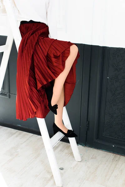 Foto van een vrouw benen in suede hoge hakken schoenen met een gesp — Stockfoto