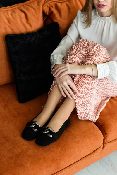 Photo d'une femme jambes en daim chaussures à talons hauts avec une boucle. Poser sur un canapé — Photo