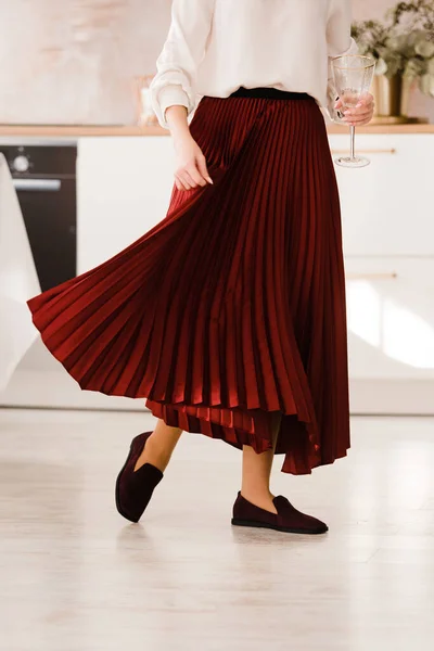 Foto van vrouwenbenen in een stijlvolle suède bordeauxrode loafers. vrouw draagt rode rok. — Stockfoto