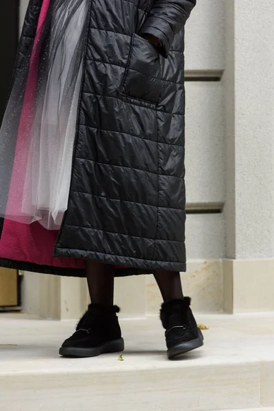 Vrouwelijke modeschoenen. Zwarte laarzen met bont — Stockfoto