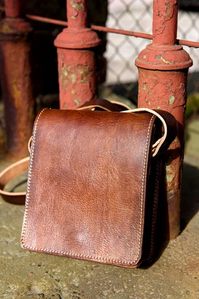 Close-up photo of orange leather messanger bag. outdoors photo — Stock Photo, Image