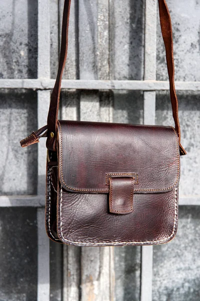Close-up photo of brown leather messanger bag. outdoors photo — Stock Photo, Image