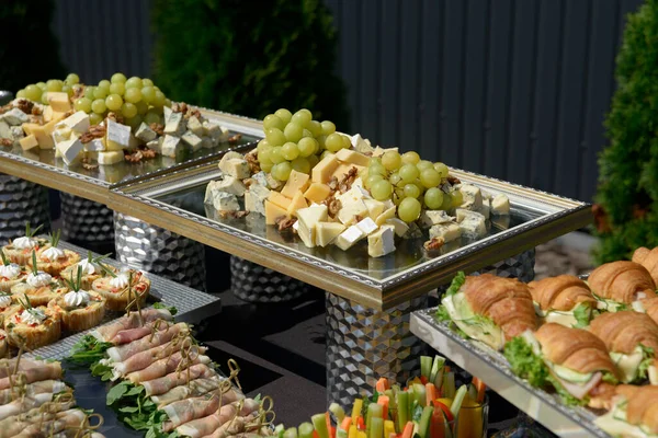 Details of delicious outdoor brunch on a table whith a black tablecloth — Stock Photo, Image