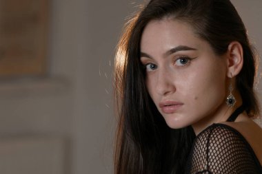 Siyah iç çamaşırlı esmer bir kadının yakın plan portresi.