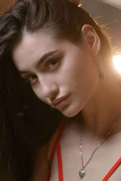 Close-up portret van een jonge brunette vrouw in rood — Stockfoto