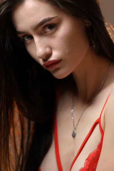 Close-up retrato de uma jovem mulher morena em vermelho — Fotografia de Stock