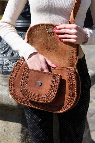 Öppna små bruna kvinnors läderpåse med ett snidat mönster. selektivt fokus — Stockfoto