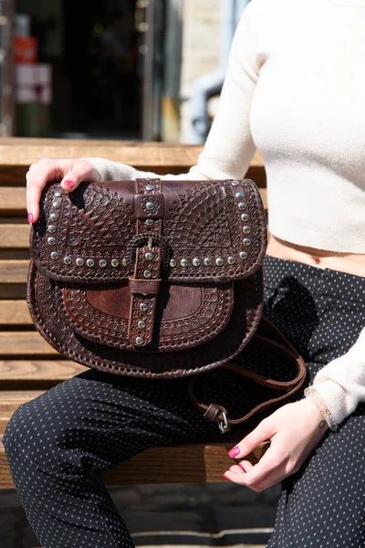 Small brown womens leather bag with a carved pattern. selective focus — Stock Photo, Image