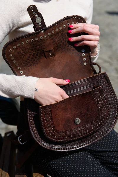Open small brown womens leather bag with a carved pattern. selective focus — Stock Photo, Image