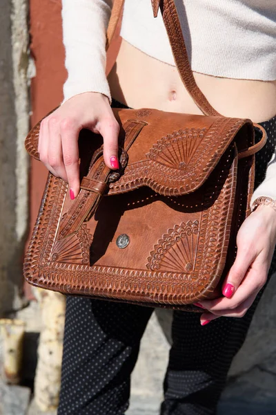 Small brown womens leather bag with a carved pattern. selective focus — Stock Photo, Image