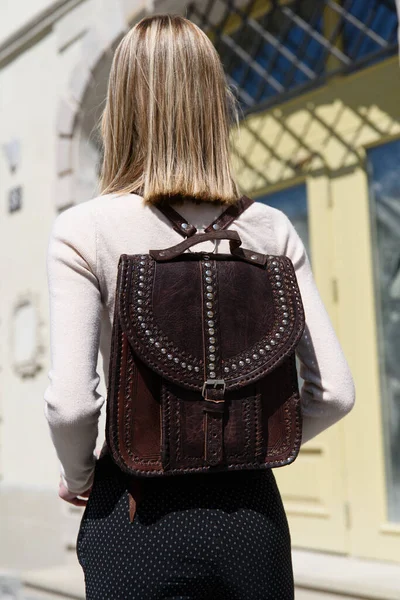 Woman Brown Leather Backpack Antique Retro Look Outdoors Photo — Stock Photo, Image