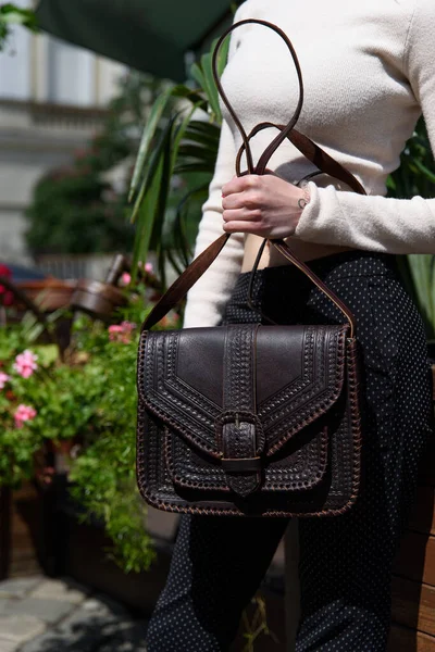 Small Brown Womens Leather Bag Carved Pattern Street Photo — Stock Photo, Image