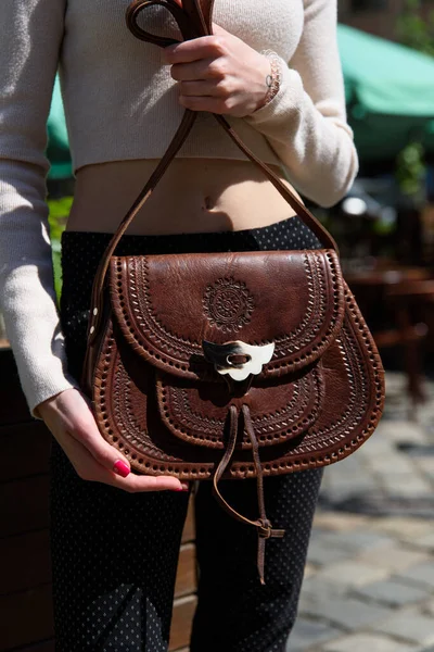 Small Brown Womens Leather Bag Carved Pattern Street Photo — Stock Photo, Image