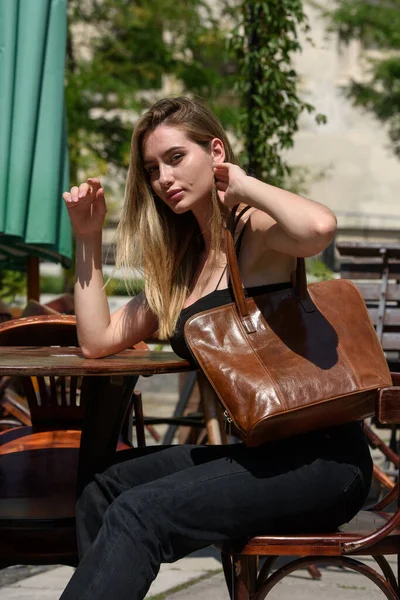 Close Photo Brown Leather Bag Hands Beautiful Woman Outdoors Photo — Fotografia de Stock