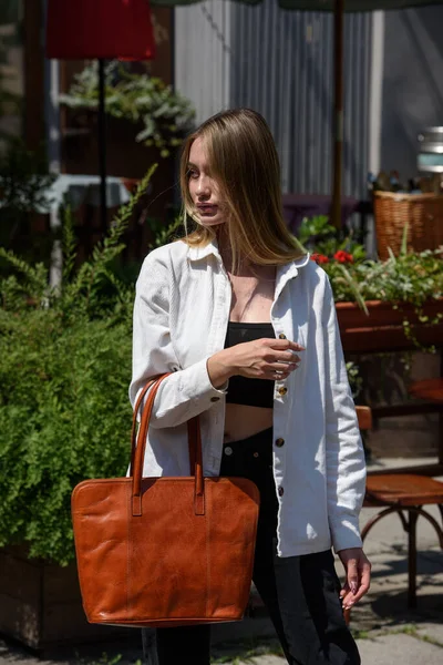 Photo Beautiful Woman Orange Leather Bag Outdoors Photo Girl White — Stock Photo, Image