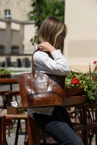 Photo Beautiful Woman Brown Leather Bag Outdoors Photo Girl White — Fotografia de Stock