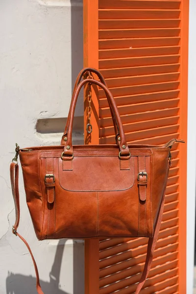 Close Photo Orange Leather Bag Wooden Blinds Outdoors Photo — Stock Photo, Image
