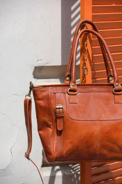 Close Photo Orange Leather Bag Wooden Blinds Outdoors Photo — Stock Photo, Image