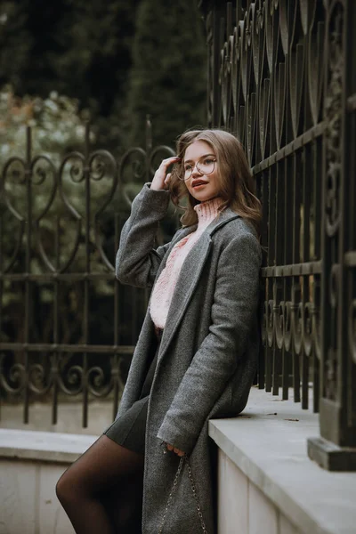 Young Beautiful Girl Posing Autumn Street Dressed Stylish Gray Coat — Foto Stock