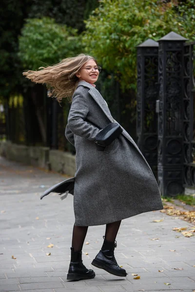 Young Beautiful Girl Posing Autumn Street Dressed Stylish Gray Coat — Stok fotoğraf