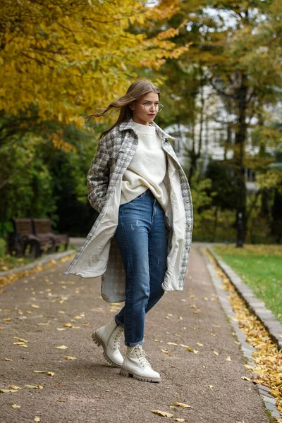European Elegant Young Woman Stylish Trench Coat White Sweater Blue — Stok fotoğraf