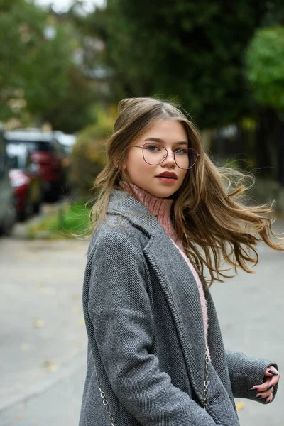 Giovane Bella Ragazza Posa Strada Vestita Con Elegante Cappotto Grigio — Foto Stock