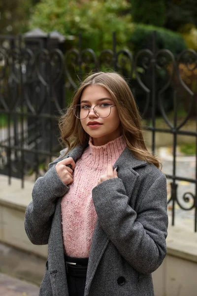 Young Beautiful Girl Posing Street Dressed Stylish Gray Coat Knitted — Fotografia de Stock