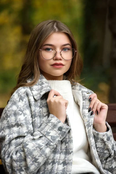 Close Portrait Young Woman Stylish Trench Coat White Sweater Resting — Stock fotografie