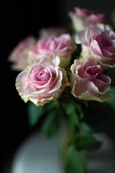 Weiße und rosa Rosen in einer Vase auf dem Regal. — Stockfoto