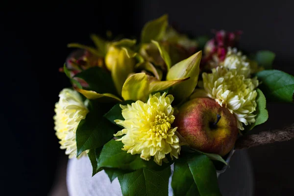 Boeket van gele chrysanten met appel — Stockfoto