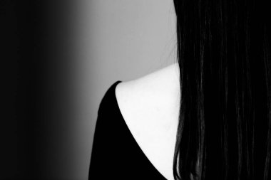 Arkadan, omuzdan, siyah beyaz fotoğraftan, balerin kıyafetlerinden..