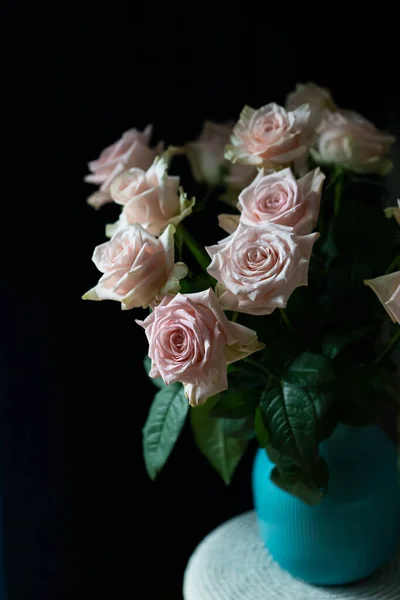 Weiße und rosa Rosen auf dunklem Hintergrund in einer blauen Vase. — Stockfoto