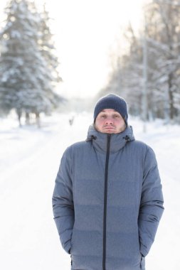 Yürüyüşe çıkmış donmuş bir adam