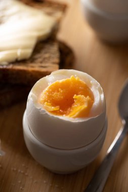 Hayat boyu kahvaltı. Tuzlu haşlanmış yumurta, tereyağlı ev yapımı ekmek..