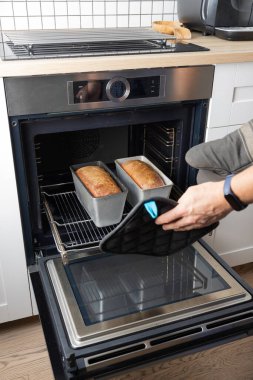 Çavdar ekmeği yapma süreci. Bitmiş ekmek fırından çıkarıldı..