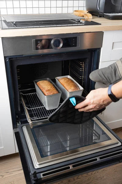 Çavdar ekmeği yapma süreci. Bitmiş ekmek fırından çıkarıldı..