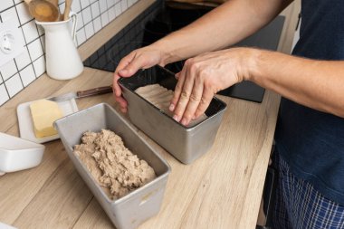 Çavdar ekmeği yapma süreci. Çavdar ekmeğindeki hamurlar küflenir. Eserin tepesini yumuşatmak.