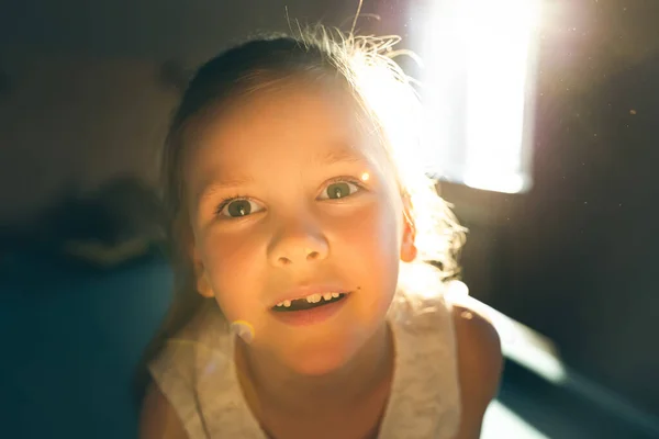 Retrato de una niña en la habitación de los niños. —  Fotos de Stock