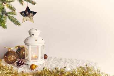 Noel arkaplanı, yıldızı ve mumu olan bir ladin süsleme için toplar ve beyaz arka planda bir koni..