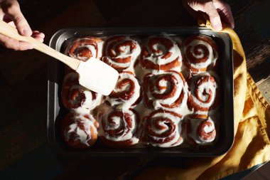 Fırından ev yapımı tarçınlı kek çıkarılıyor..