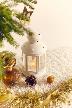 Noel arkaplanı, yıldızı ve mumu olan bir ladin süsleme için toplar ve beyaz arka planda bir koni..