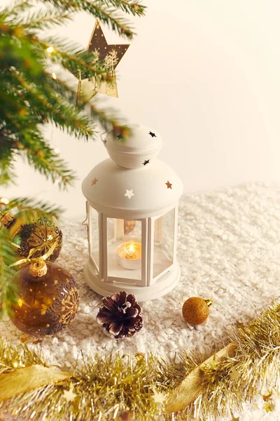 Noel arkaplanı, yıldızı ve mumu olan bir ladin süsleme için toplar ve beyaz arka planda bir koni..