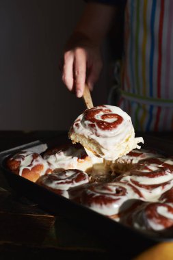 Fırından ev yapımı tarçınlı kek çıkarılıyor..