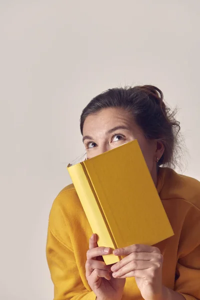 Sarı kitabı olan güzel, gizemli bir kadın.. — Stok fotoğraf