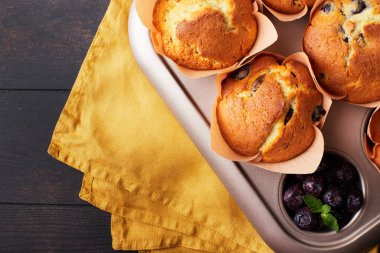 Koyu ahşap arka planda böğürtlenli ve çikolatalı bir grup mason. FLat yatıyordu.