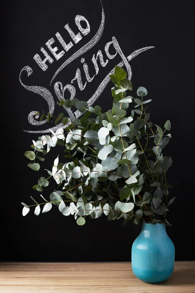 Hello spring. Seasonal photo, an inscription with flowers on a dark background of a slate wall or chalkboard. — Stock Photo, Image