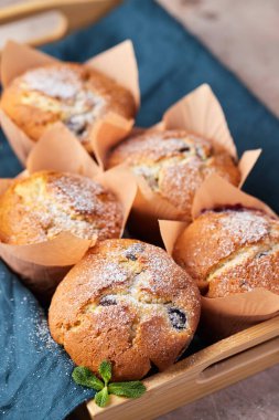 Tepside böğürtlen ve çikolata olan bir grup kek..