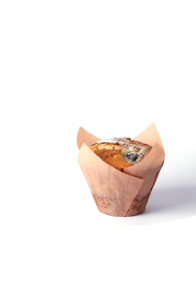 Vertikales Foto eines isolierten Muffins mit Schokolade und Beeren in der Papierverpackung. — Stockfoto
