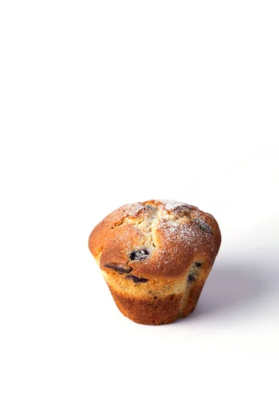 Vertikalt foto av en isolerad muffins med choklad och bär utan papper. — Stockfoto