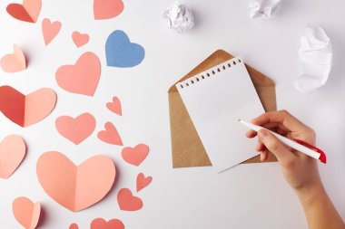 Sevgililer Günü, içinde bir zarf ve kağıt kalpler arasında bir kalem olan bir not. Uzayı kopyala Metin için yer.